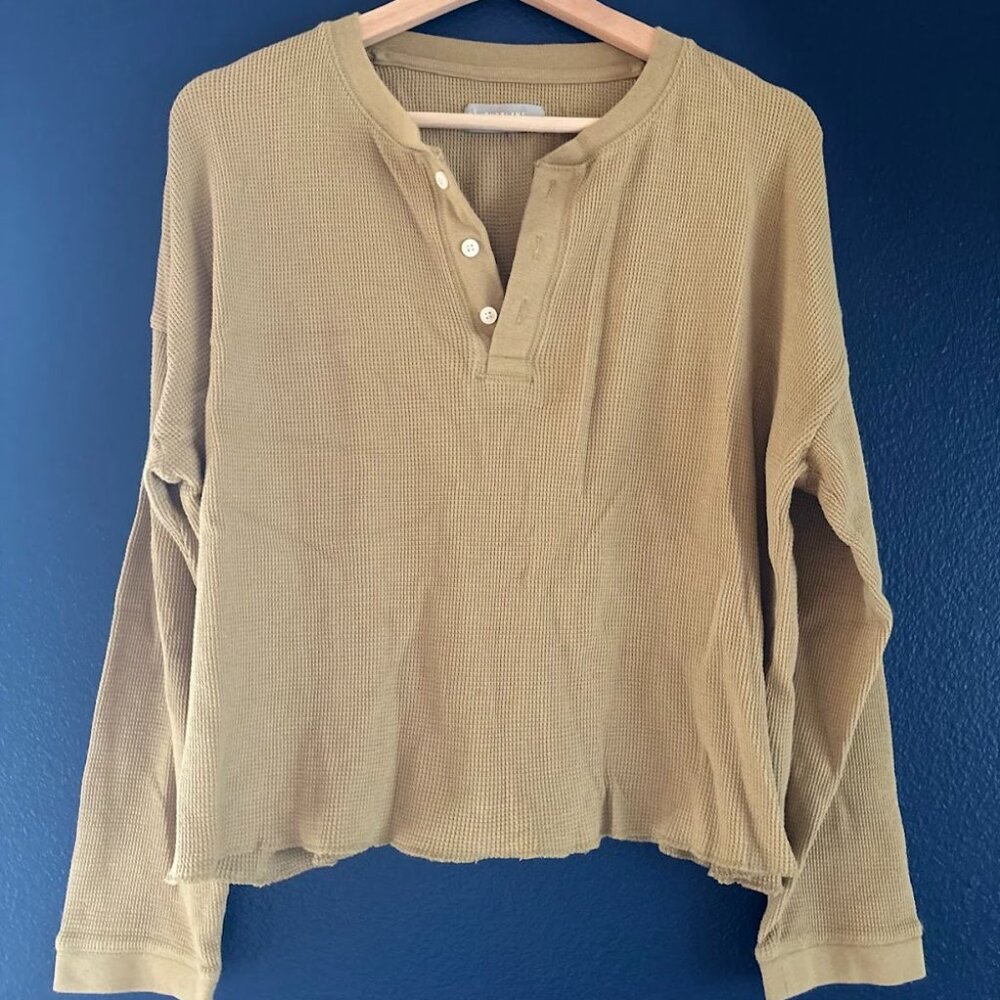 Everlane Womens Cropped Organic Cotton Waffle Henley Shirt Long Sleeves Tan